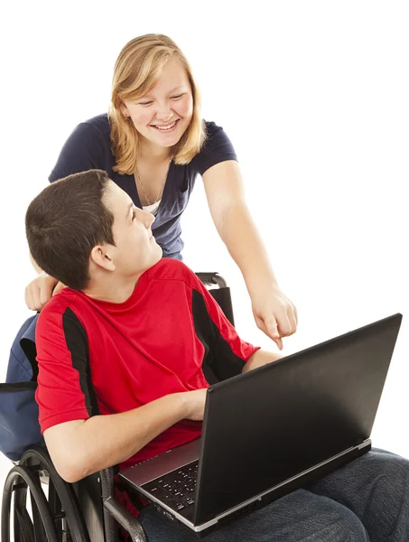 Engelli genç ve arkadaşı bilgisayarda — Stok fotoğraf