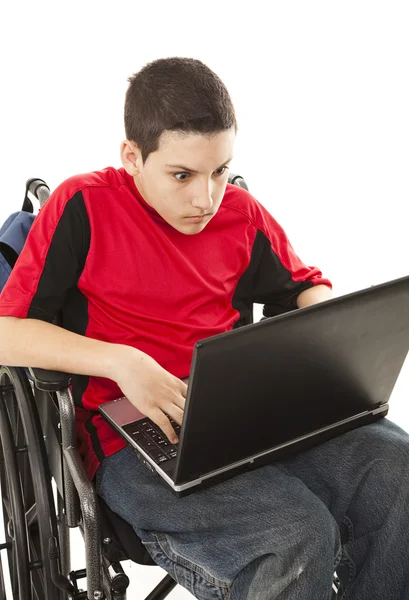 Niepełnosprawny nastolatek na laptopie - wstrząśnięty — Zdjęcie stockowe