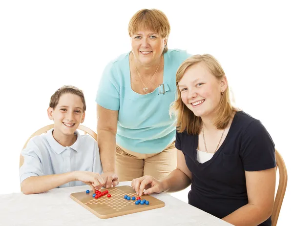 Οικογένεια παίζει επιτραπέζιο παιχνίδι — Φωτογραφία Αρχείου