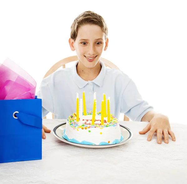 Hongerig voor cake van de kindverjaardag — Stockfoto