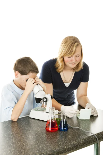 Niños usando microscopio —  Fotos de Stock