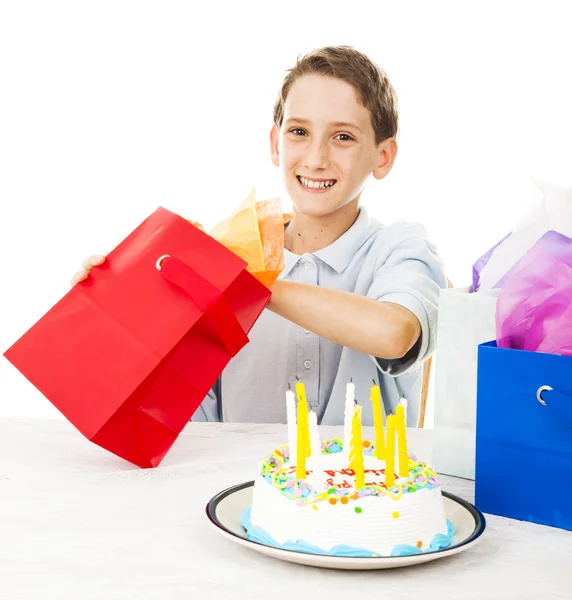 Malý chlapec otevírá dárek k narozeninám — Stock fotografie