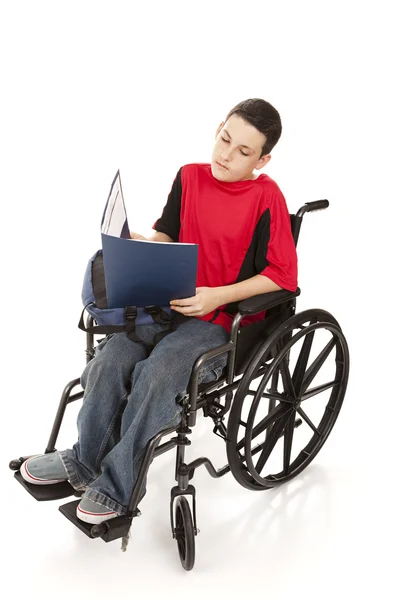 Adolescent garçon en fauteuil roulant étudiant — Photo