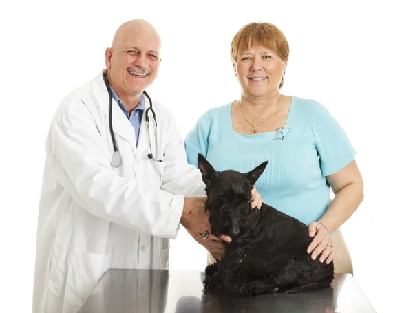 Veterinární lékař s happy klientů — Stock fotografie