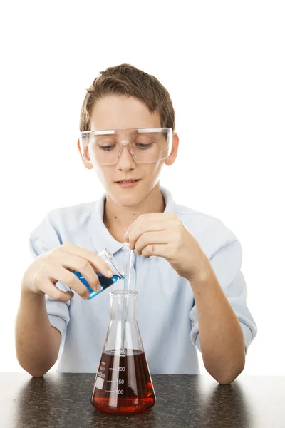Jovem cientista mistura produtos químicos — Fotografia de Stock