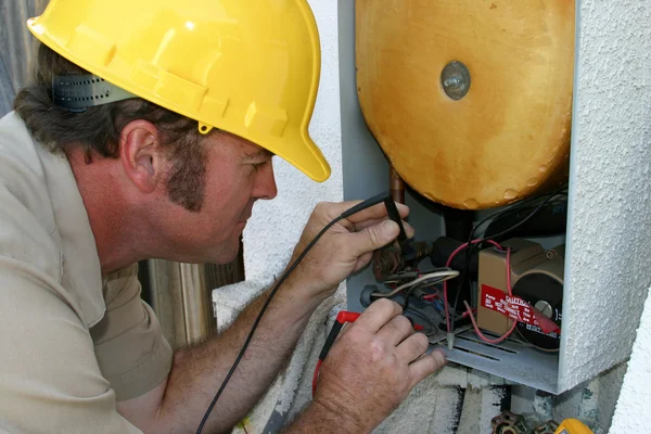 Luftkonditionering reparatör arbetar — Stockfoto