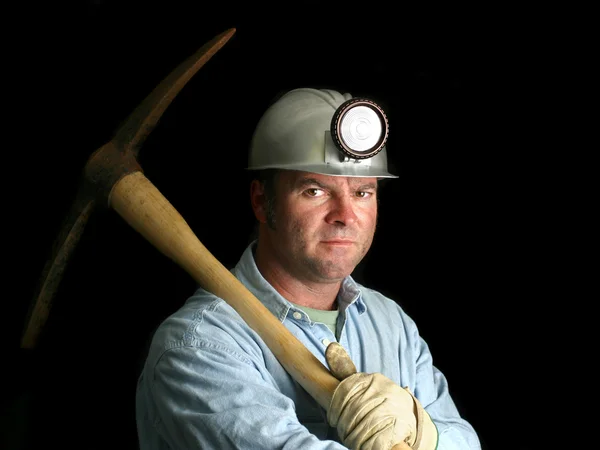 Mijnwerker met pikhouweel - in het donker — Stockfoto