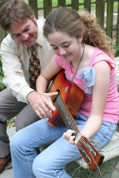 Урок гитары для отцов-дочерей — стоковое фото