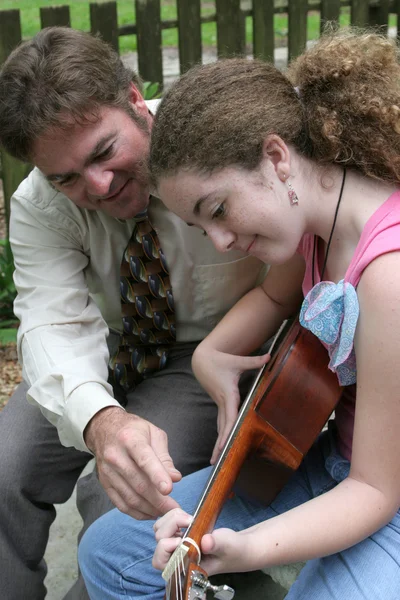 Ojciec córki lekcje gry na gitarze — Zdjęcie stockowe