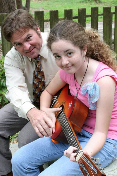Padre hija lección de guitarra — Foto de Stock