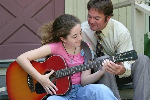 Vader dochter gitaar les — Stockfoto