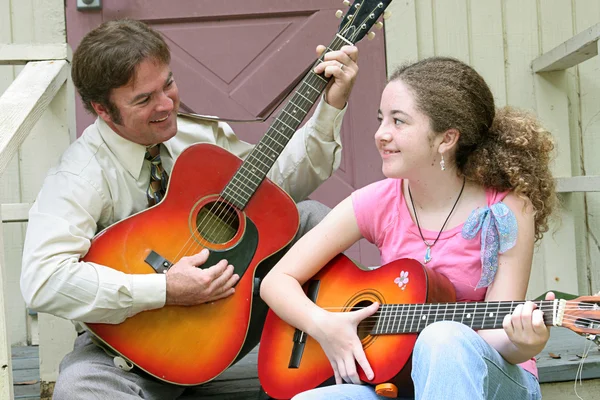 Урок гитары для отцов-дочерей — стоковое фото