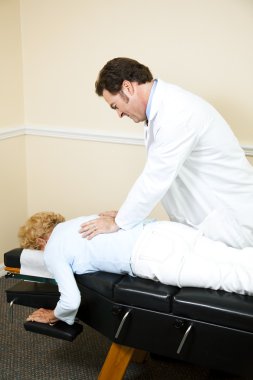 manipulating chiropractor omurga