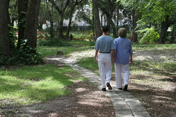 Lovers On Garden Path — Stock Photo, Image