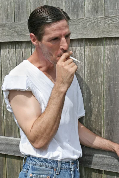 Εισπνεύστε το άτομο καπνίσματος- — Φωτογραφία Αρχείου