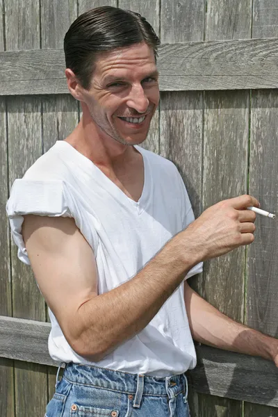 Homem Fumante - Sorrindo — Fotografia de Stock