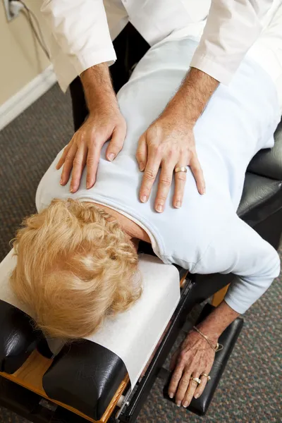 Fürsorgliche chiropraktische Behandlung — Stockfoto