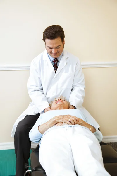 Chiropraktik an der Halswirbelsäule — Stockfoto