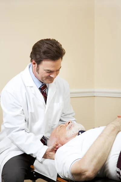 Chiropractor boyun ayarlar — Stok fotoğraf