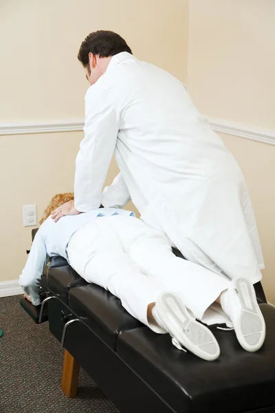 Chiropractor doen uitlijning — Stockfoto