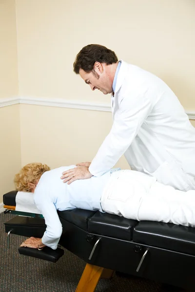 Chiropraktik manipulaci páteře — Stock fotografie