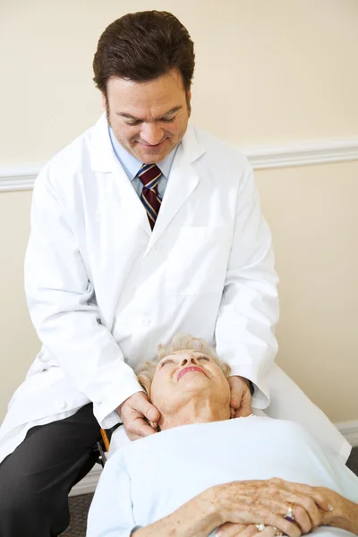 Chiropractor tedavi boyun ağrısı — Stok fotoğraf
