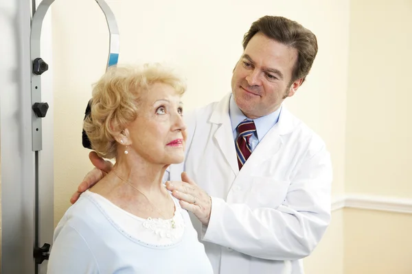 Chiropractor behandelt whiplash — Stockfoto