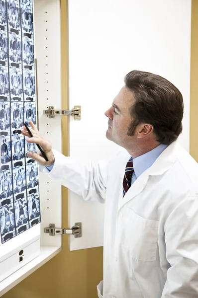 Лікар оглядає томографії — стокове фото