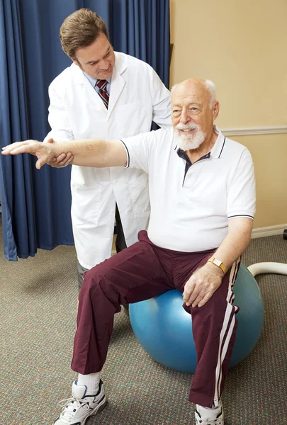 Doktor dává fyzikální terapie — Stock fotografie