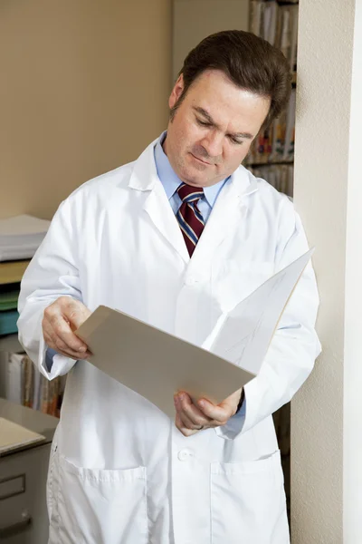 Médico lee la tabla de pacientes — Foto de Stock