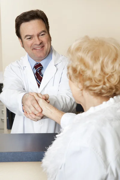 Lekarz przyjmuje z zadowoleniem pacjenta — Zdjęcie stockowe