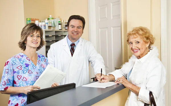 Doctor and Staff Greet Patient — Stock Photo, Image