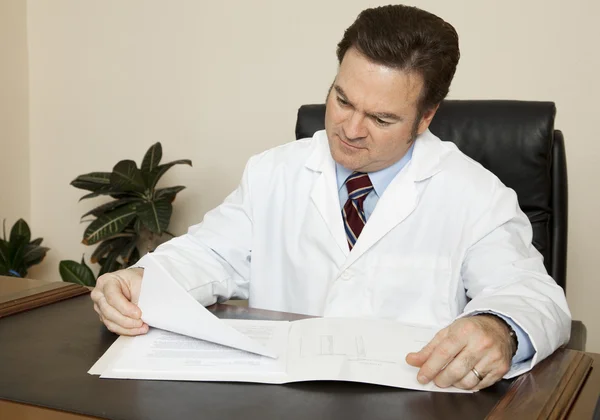 Läkare vid sitt skrivbord — Stockfoto
