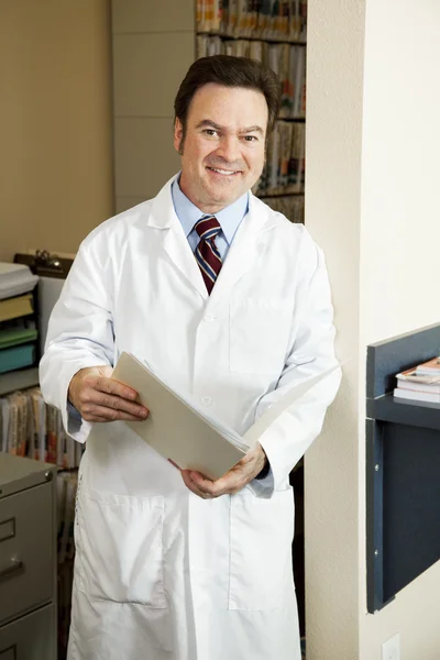 Doctor en su consultorio — Foto de Stock