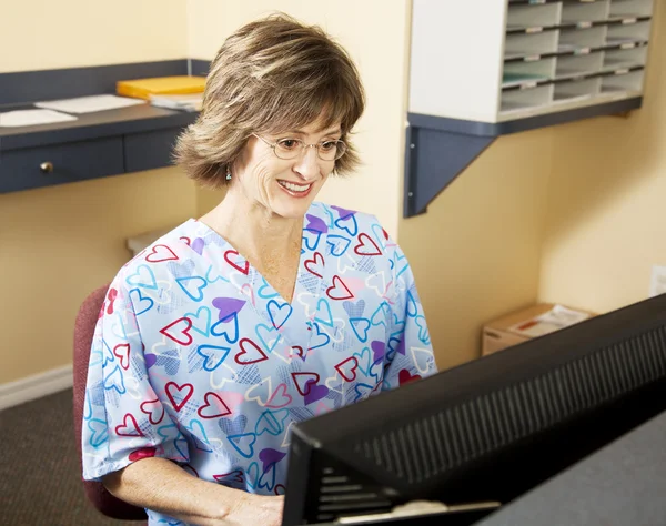 Medicinsk receptionist arbetar — Stockfoto