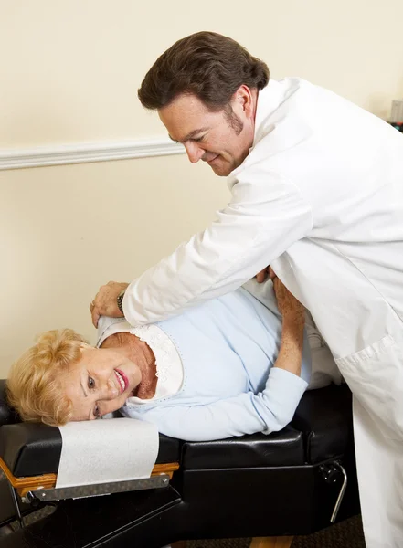 Beteg élvezi a kiropraktika ellátás — Stock Fotó