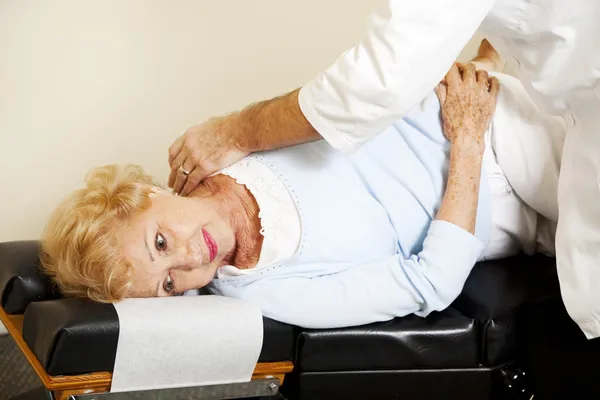 Patient bekommt chiropraktische Anpassung — Stockfoto