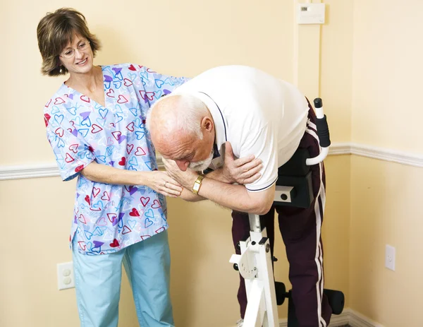 Fisioterapeuta ajudando paciente — Fotografia de Stock