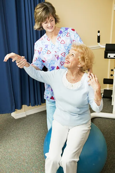 Fysiotherapeut helpt senior vrouw — Stockfoto