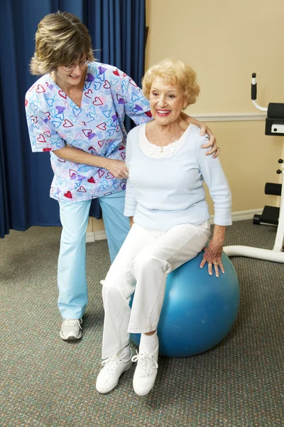 Physiotherapeut arbeitet mit Senioren — Stockfoto