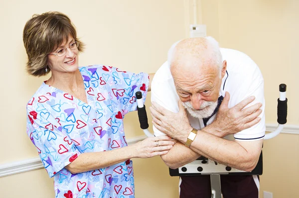 Fisioterapeuta trabalha com idosos — Fotografia de Stock