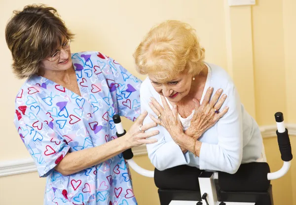 Physiotherapie - Hilfe von der Krankenschwester — Stockfoto