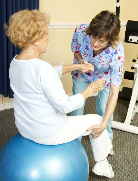 Physiothérapie avec balle de yoga — Photo