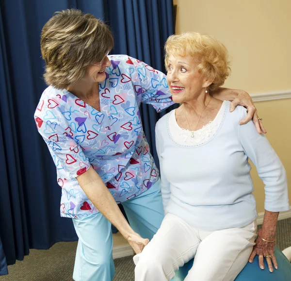 Dama mayor y fisioterapeuta —  Fotos de Stock