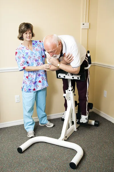 Hombre mayor hace estiramiento de columna vertebral — Foto de Stock