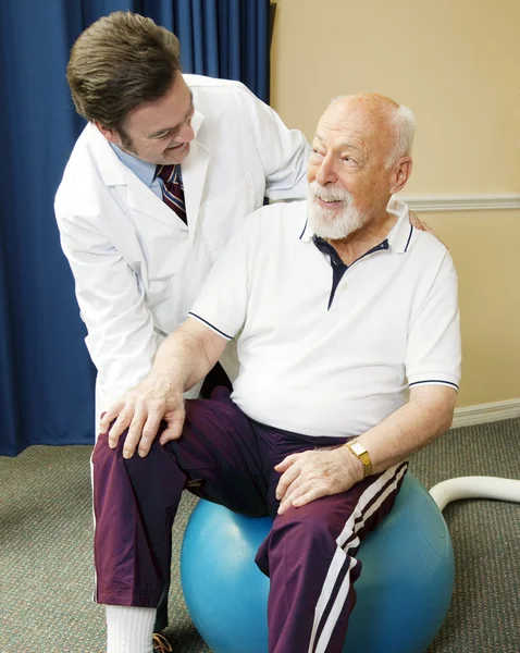 Senior man krijgen fysiotherapie — Stockfoto