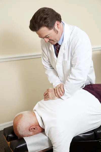 Senior man met chiropractor — Stockfoto