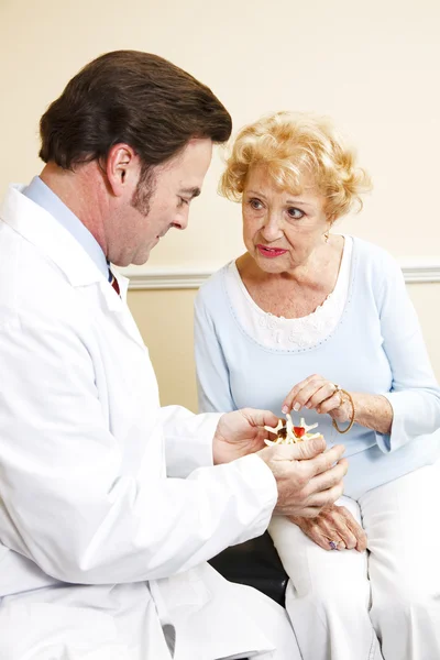 Senior patiënt met chiropractor — Stockfoto
