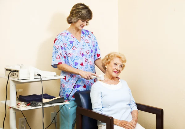 Starší žena dostane ultrazvuk — Stock fotografie