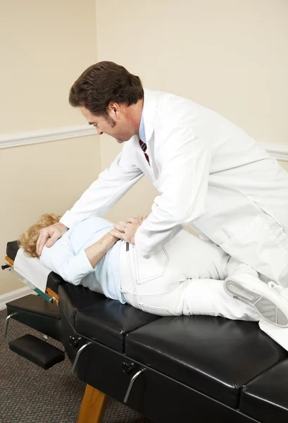 Ajuste da coluna vertebral do quiroprático — Fotografia de Stock
